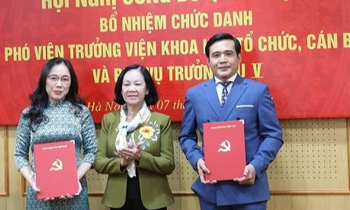 Bà Trương Thị Mai trao quyết định bổ nhiệm cho ông Nguyễn Trọng Hòa, bà Tăng Thị Thanh Thủy. Ảnh VGP