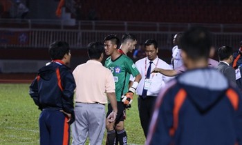 Thủ môn Lê Văn Hưng (áo xanh) bị truất quyền thi đấu ở trận gặp TP HCM.