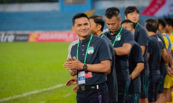 HLV Kiatisuk: 'Người Thái dõi theo đại chiến HAGL và Hà Nội FC'
