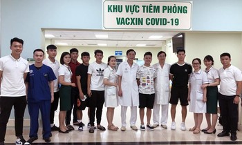 Các cầu thủ chụp ảnh lưu niệm với các bác sĩ Bệnh viện 108 sau khi hoàn thành tiêm phòng vắc xin phòng Covid-19.