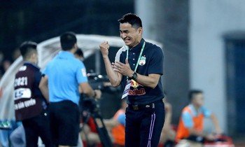 FIFA 'tặng quà' đặc biệt cho HLV Kiatisak
