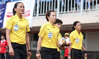 Trọng tài Bùi Thị Thu Trang (cầm bóng)