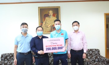 Nhà báo Lê Xuân Sơn - Tổng Biên tập báo Tiền Phong- Giám đốc Quỹ hỗ trợ Tài năng trẻ Việt Nam trao tặng 200 triệu đồng cho ĐT futsal Việt Nam.