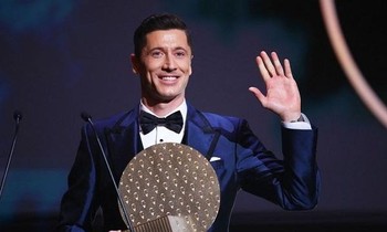 Lewandowski nhận giải tiền đạo xuất sắc nhất năm 2021 