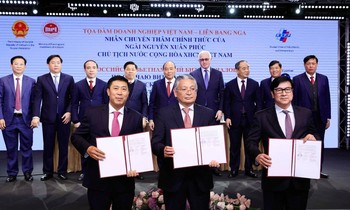 Từ trái sang: Ông Lê Thành Trung – Phó Chủ tịch VCF, Phó Tổng giám đốc HDBank; Ông Berik Balgabaev - Giám đốc Văn phòng đại diện FIDE tại Nga, Cố vấn Chủ tịch FIDE và Ông Trần Hoài Nam – Phó Tổng giám đốc HDBank thực hiện ký kết thỏa thuận và trao văn kiện với sự chứng kiến của Chủ tịch nước Nguyễn Xuân Phúc và lãnh đạo cấp cao của Việt Nam, Liên bang Nga và đại diện doanh nghiệp hai nước.