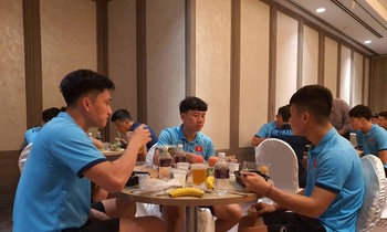 Đội tuyển Việt Nam thoát cảnh ăn tại phòng ngủ, được bố trí sân tập riêng ở Singapore