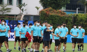 Đội tuyển Việt Nam thăm quan ‘chiến trường’ trước trận gặp Lào