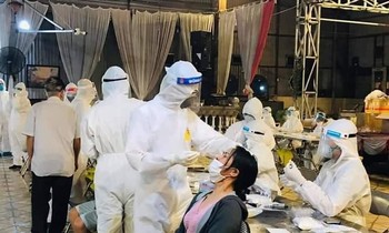 Cơ quan chức năng tỉnh Bắc Ninh lấy mẫu xét nghiệm COVID - 19 cho người dân