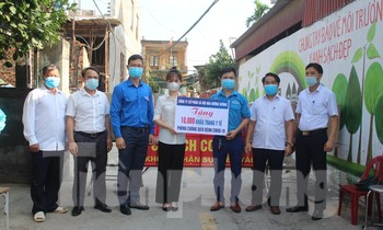 Tỉnh Đoàn Bắc Giang thăm hỏi và tặng khẩu trang cho các vùng có dịch