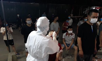 Cơ quan chức năng tỉnh Bắc Giang lấy mẫu xét nghiệm xuyên đêm cho người dân thôn My Điền
