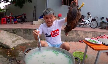 Hình ảnh Hưng Vlog với nồi cháo gà nguyên lông