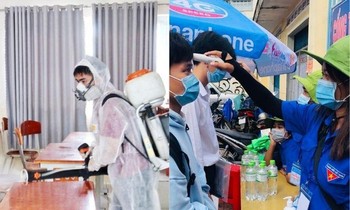 TP.HCM phát kính chắn cho thí sinh dự kỳ thi tốt nghiệp THPT, đội ngũ y tế luôn túc trực