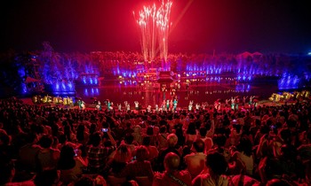 2000 khán giả đón pháo hoa mừng Tinh Hoa Bắc Bộ tròn 2 tuổi