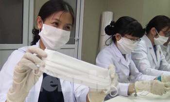 Nữ bác sĩ mang máy may từ nhà vào viện làm khẩu trang phòng Covid-19