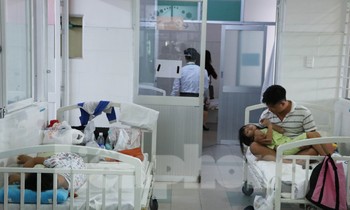 Các em học sinh đang được điều trị tại Bệnh viện quận 2.