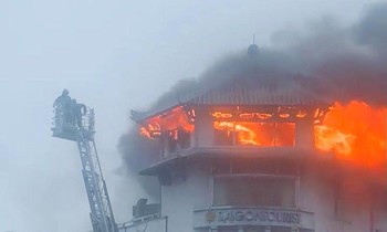 Ngọn lửa bốc cháy ngùn ngụt.