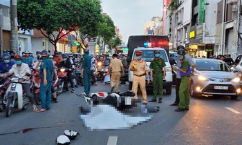 Lực lượng chức năng khám nghiệm hiện trường.