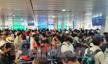Hàng nghìn người xếp hàng chờ qua cửa an ninh ở sân bay Tân Sơn Nhất