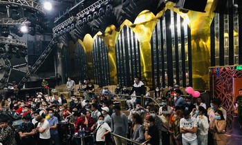 Hơn 100 thanh niên nam nữ phê ma túy trong quán bar.