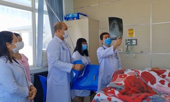 Bác sĩ Bệnh viện Chợ Rẫy Phnom Penh thăm khám cho bệnh nhân Campuchia.