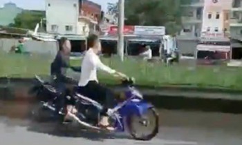 'Quái xế' so kè tốc đọ trên đường Nguyễn Văn Linh.