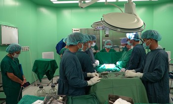 Các bác sĩ thực hiện ca phẫu thuật ghép tạng được anh P. hiến.