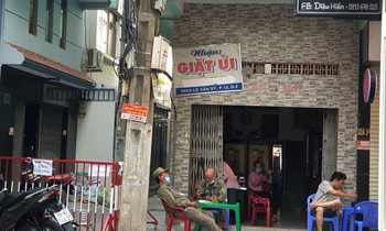 Cơ quan chức năng phong tỏa con hẻm trên đường Lê Văn Sĩ.