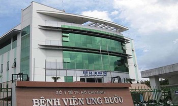 Bệnh nhân từ Bệnh viện K tự vào Bệnh viện Ung Bướu khám bệnh.