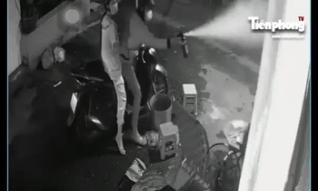 Nhóm cướp xịt hơi cay tấn công nạn nhân.