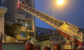 Cảnh sát dùng xe thang giải cứu người mắc kẹt.