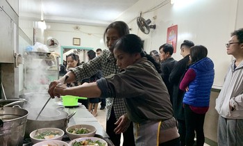Hàng quán 'thất thủ' trong ngày nghỉ lễ cuối