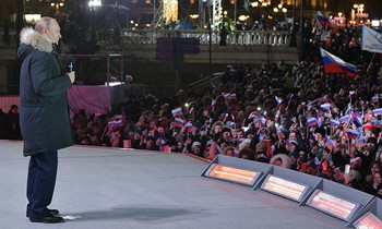 Tổng thống Nga Vladimir Putin cảm ơn người dân Moscow vì chiến thắng áp đảo tại cuộc bầu cử hôm 18/3. Ảnh: Sputnik