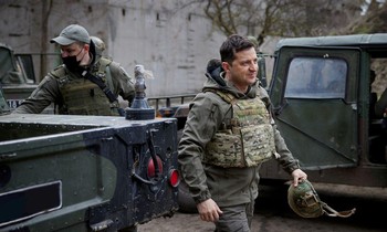Tổng thống Ukraine Volodymyr Zelenskiy thăm Donbass ngày 9/4. Ảnh: Reuters