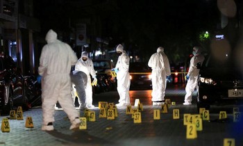 Hiện trường vụ nổ bên ngoài nhà riêng ông Nasheed. Ảnh: Reuters