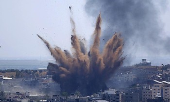 Một mục tiêu tại Dải Gaza bị không kích ngày 13/5. Ảnh: Reuters