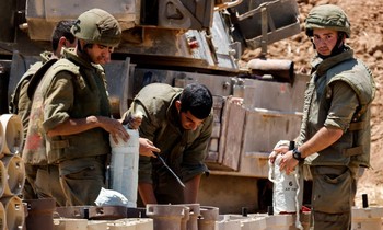 Binh sĩ Israel chuẩn bị cho chiến dịch tấn công Dải Gaza ngày 13/5. Ảnh: Reuters