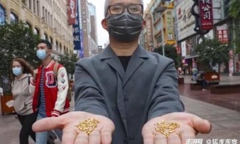 Yang và những hạt gạo bằng vàng ròng. Ảnh: Global Times