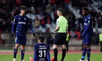 Các cầu thủ đội bóng Belenenses thi đấu hôm 27/11. Ảnh: Reuters