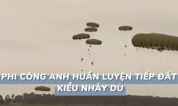 Xem phi công Anh huấn luyện tiếp đất kiểu nhảy dù