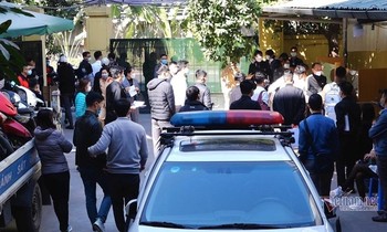 Người dân xếp hàng trong sân điểm đăng ký xe ở địa chỉ 1234 đường Láng