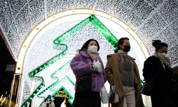 Người Hàn Quốc đi bộ trên phố ở Seoul. Ảnh: Reuters
