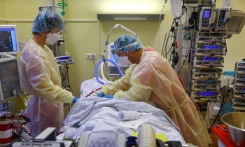 Các nhân viên y tế điều trị cho bệnh nhân COVID-19. Ảnh: Reuters