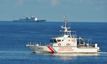 Tàu cảnh sát biển Philippines (phía trước) và tàu hải cảnh Trung Quốc (phía sau). Ảnh: Rappler.