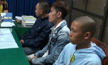 Nhóm đối tượng truy đuổi 5 cô gái. (Ảnh: Công an Mộ Đức).