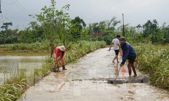 Người dân khẩn trương dọn dẹp vệ sinh sau mưa lũ.