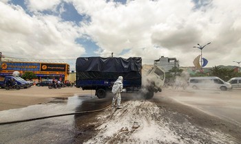 Xe tải chở dầu bất ngờ bốc cháy dữ dội trên quốc lộ 1. Ảnh: K.A