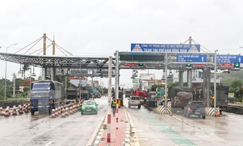 3 nhân viên lái xe đã sử dụng vé thu phí đường bộ giả để lưu thông qua các trạm thu phí nhằm không trả phí đường bộ. Ảnh: Trương Định