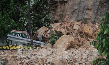Núi Bà Hỏa sạt lở đất đá đổ xuống lòng đường. Ảnh: Trương Định