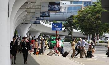 Hàng ngàn du khách đổ về Đà Nẵng để bắt đầu kì nghỉ lễ kéo dài 4 ngày, trước tình hình dịch bệnh đang diễn biến phức tạp, sân bay, nhà ga, các điểm vui chơi, du lịch ở Đà Nẵng siết chặt phòng dịch, nhắc nhở du khách đeo khẩu trang để đảm bảo an toàn.