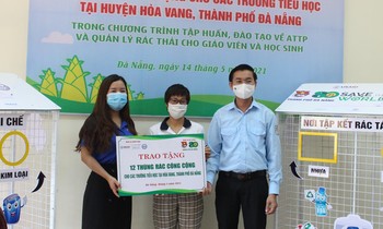 Thanh Doan - Da Nang City Team Council awarded Hoa Vang district 12 "Garbage sorter" To raise awareness about garbage classification for students.  Photo: GT
